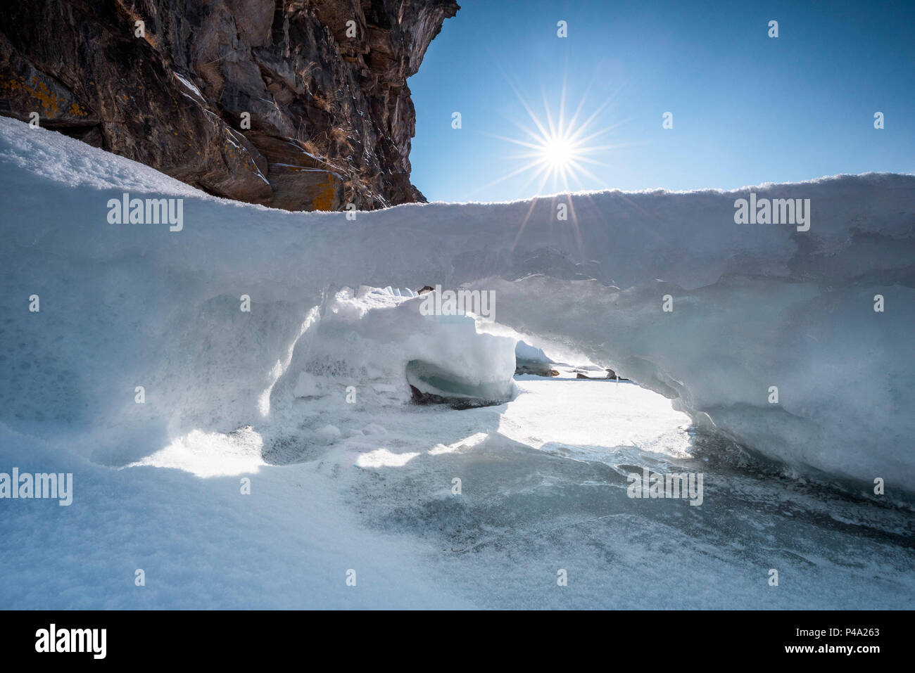 Los bloques de hielo en el lago Baikal, región de Irkutsk, Siberia, Rusia Foto de stock