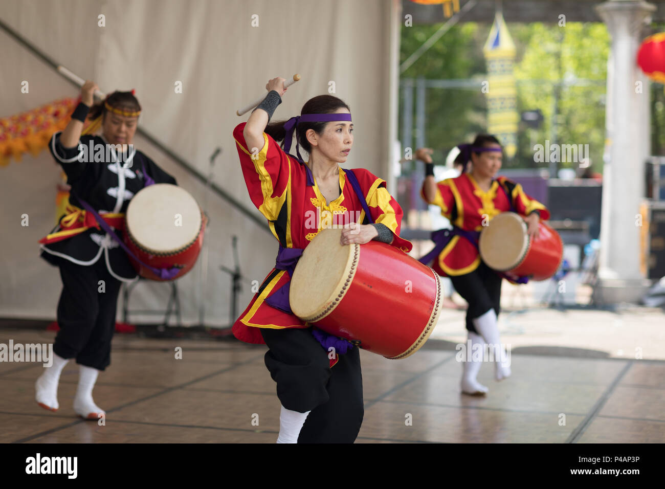 Columbus, Ohio, EE.UU. - 27 de mayo de 2018 miembros de la Ryukyukoku Matsuri Daiko realizar baile de tambores de Okinawa en el Festival Asiático. Foto de stock