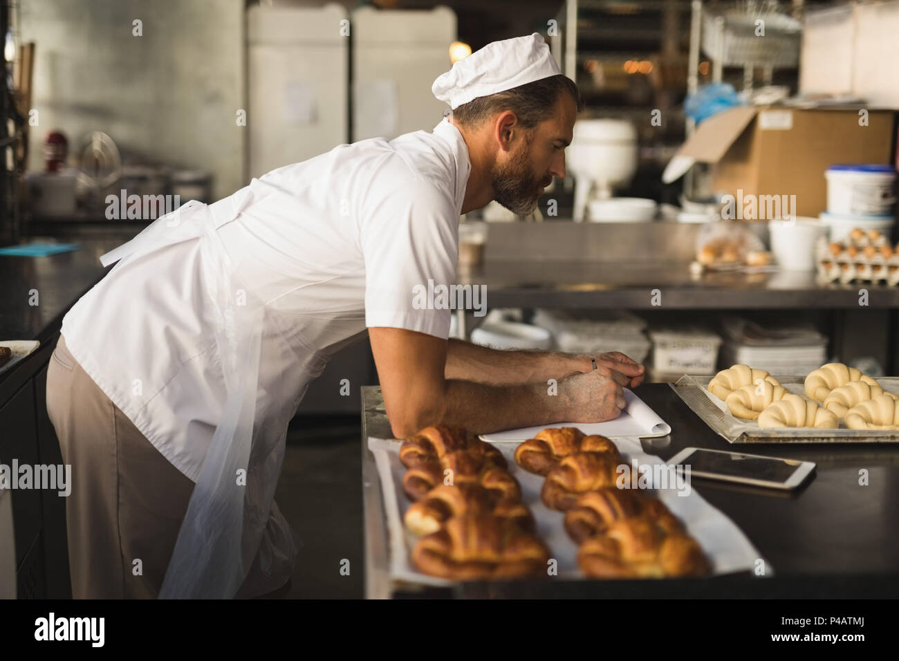 Hombres trabajando en baker baker shop Foto de stock