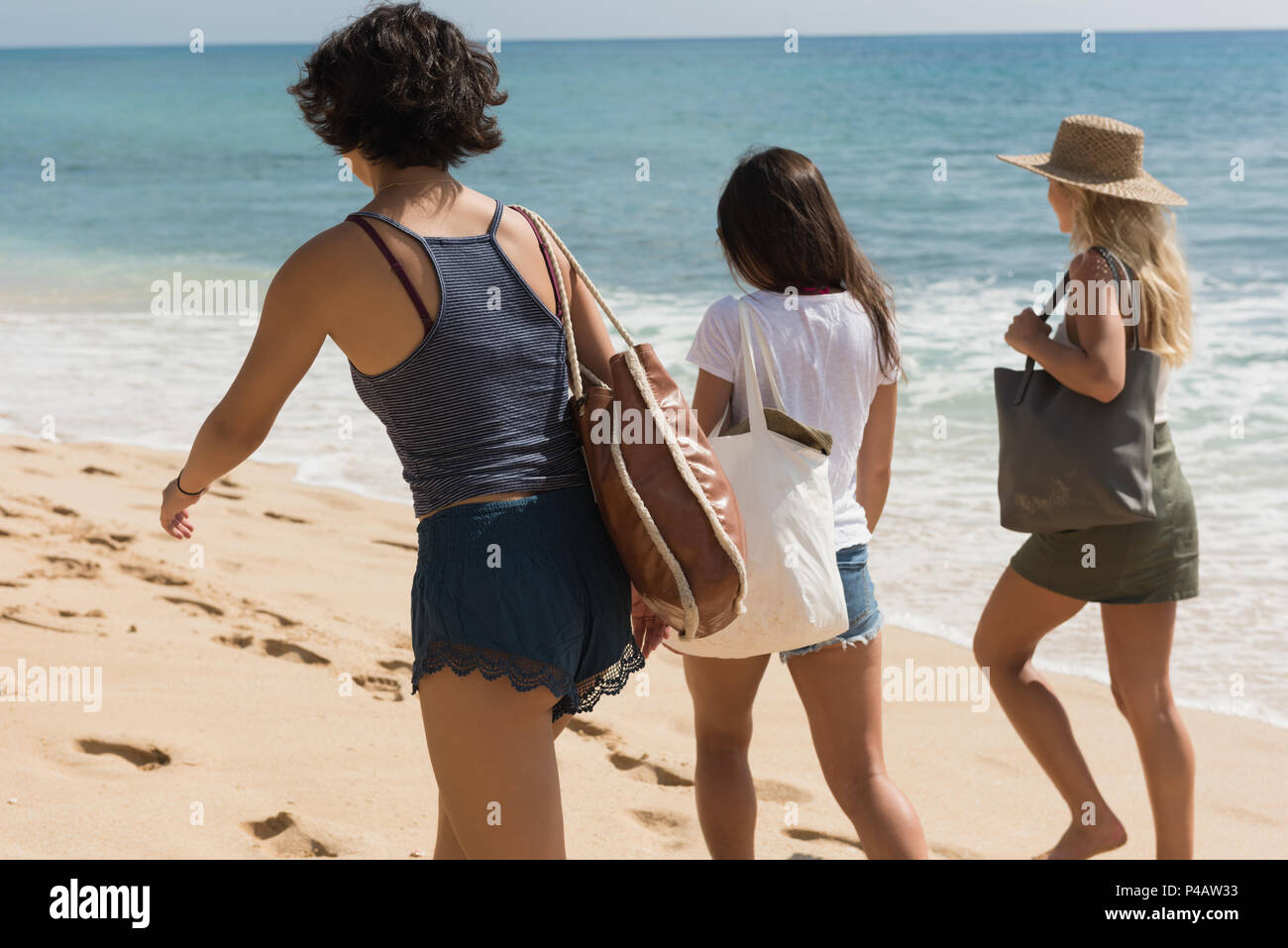 Amigas caminando en la playa Foto de stock