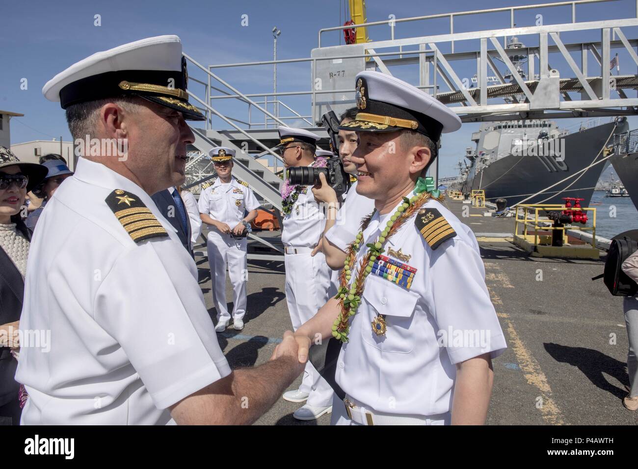 180608-N-QE566-0007 Pearl Harbor -- (8 de junio de 2018) el Capitán Christopher J. Budde, comandante, USS Port Royal (CG 73), a la izquierda, aplaude el Capitán In-Ho Kim, el comandante de la Armada de la República de Corea buque Yulgok Yi I (DDG 992), después de la llegada del buque a base conjunta Pearl Harbor-Hickam Junio 8 en preparación para el borde del Pacífico (RIMPAC) Ejercicio 2018, 8 de junio de 2018. Veintiséis naciones, 47 buques, 5 submarinos, alrededor de 200 aviones y 25.000 personal participa en RIMPAC desde el 27 de junio hasta el 2 de agosto en y alrededor de las Islas de Hawaii y en el sur de California. El mundo de la Foto de stock