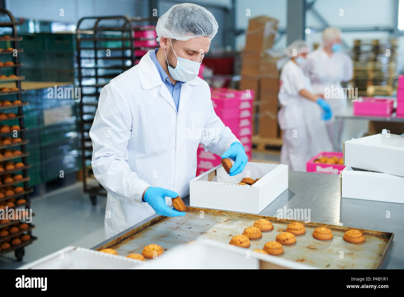 Trabajador de una fábrica de confitería pastelería de embalaje en la caja Foto de stock