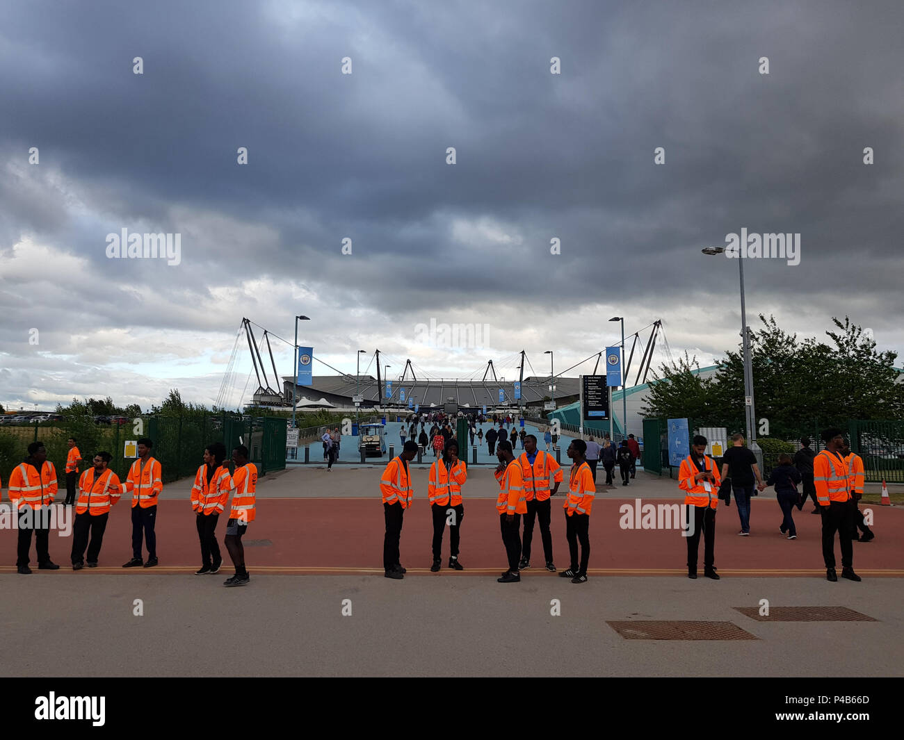 Manchester, Inglaterra, Reino Unido, junio 19, 2018: la gente de seguridad para el concierto de Foo Fighters en el estadio Etihad. Foto de stock