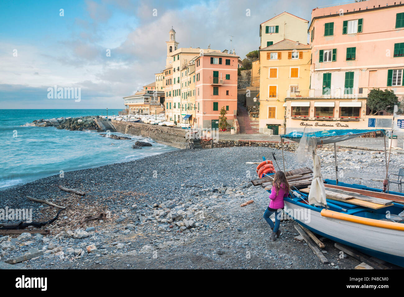 Turista admirando el paisaje marino de Boccadasse, Provincia de Génova, Liguria, Italia Foto de stock