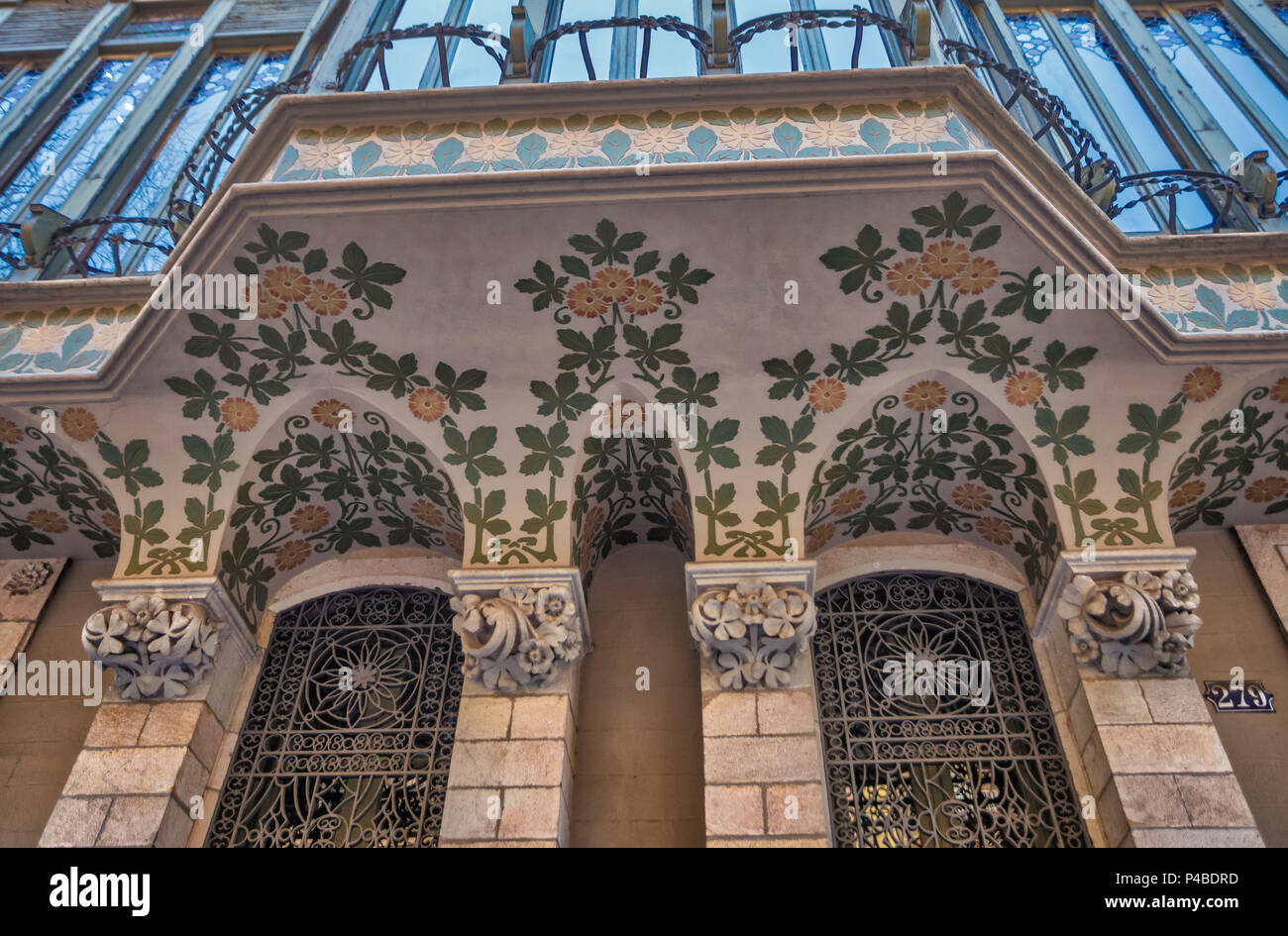Balcón detalle, la arquitectura, el modernismo de la ciudad de Barcelona, España Foto de stock