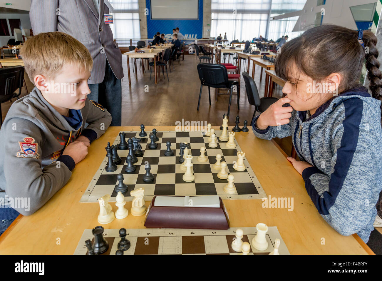 Rusia, Vladivostok, 02/24/2018. Los niños juegan al ajedrez durante la  competencia de ajedrez en el club de ajedrez. Educación, ajedrez y juegos  mentales. La competencia y el torneo Fotografía de stock - Alamy