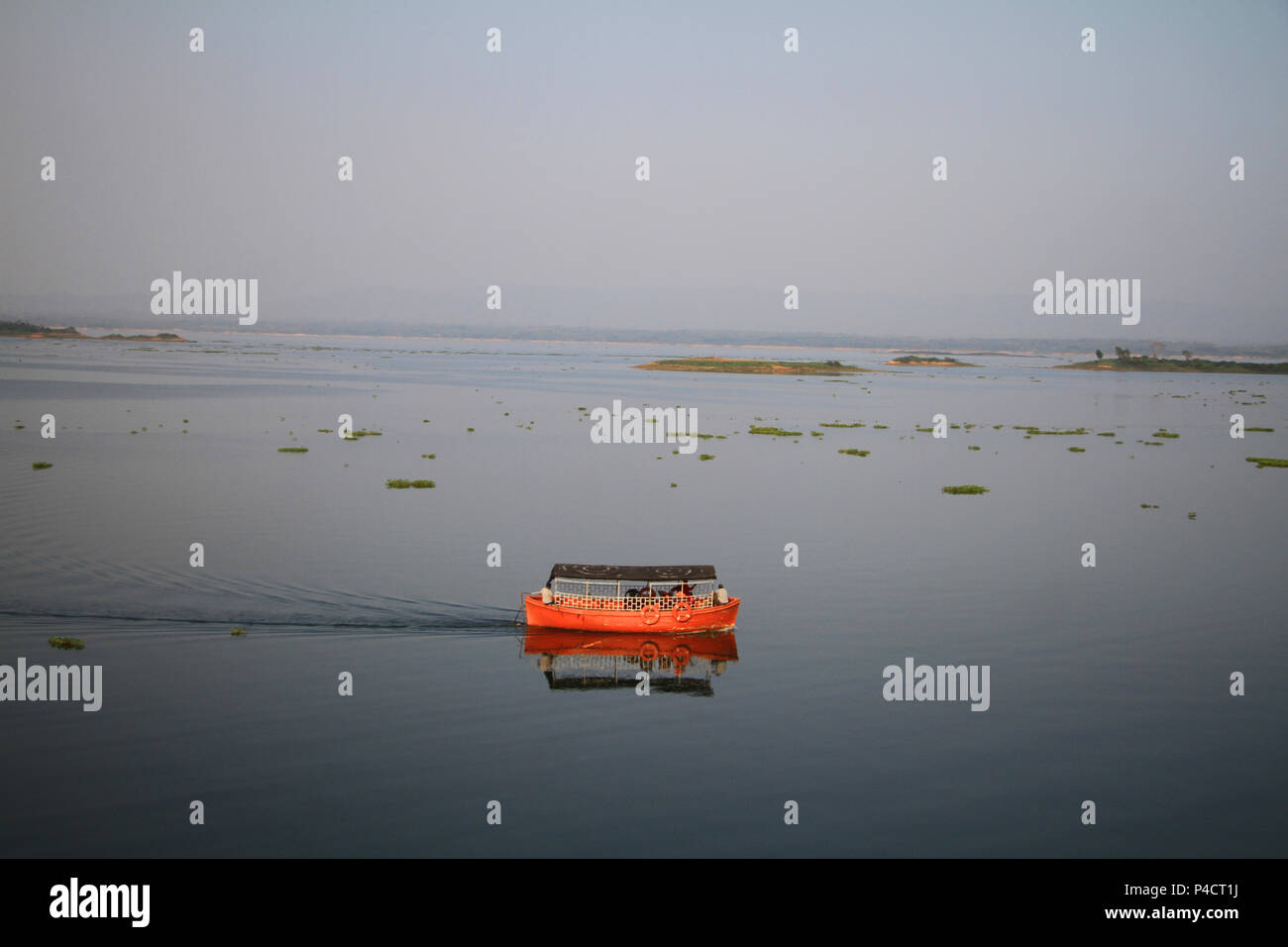 Hermoso lago Kaptai en Rangamati, Bangladesh. Kaptai lago es el lago