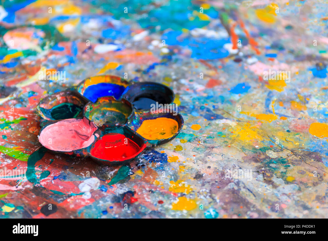 La paleta de color del agua en el fondo de la tabla de arte de madera