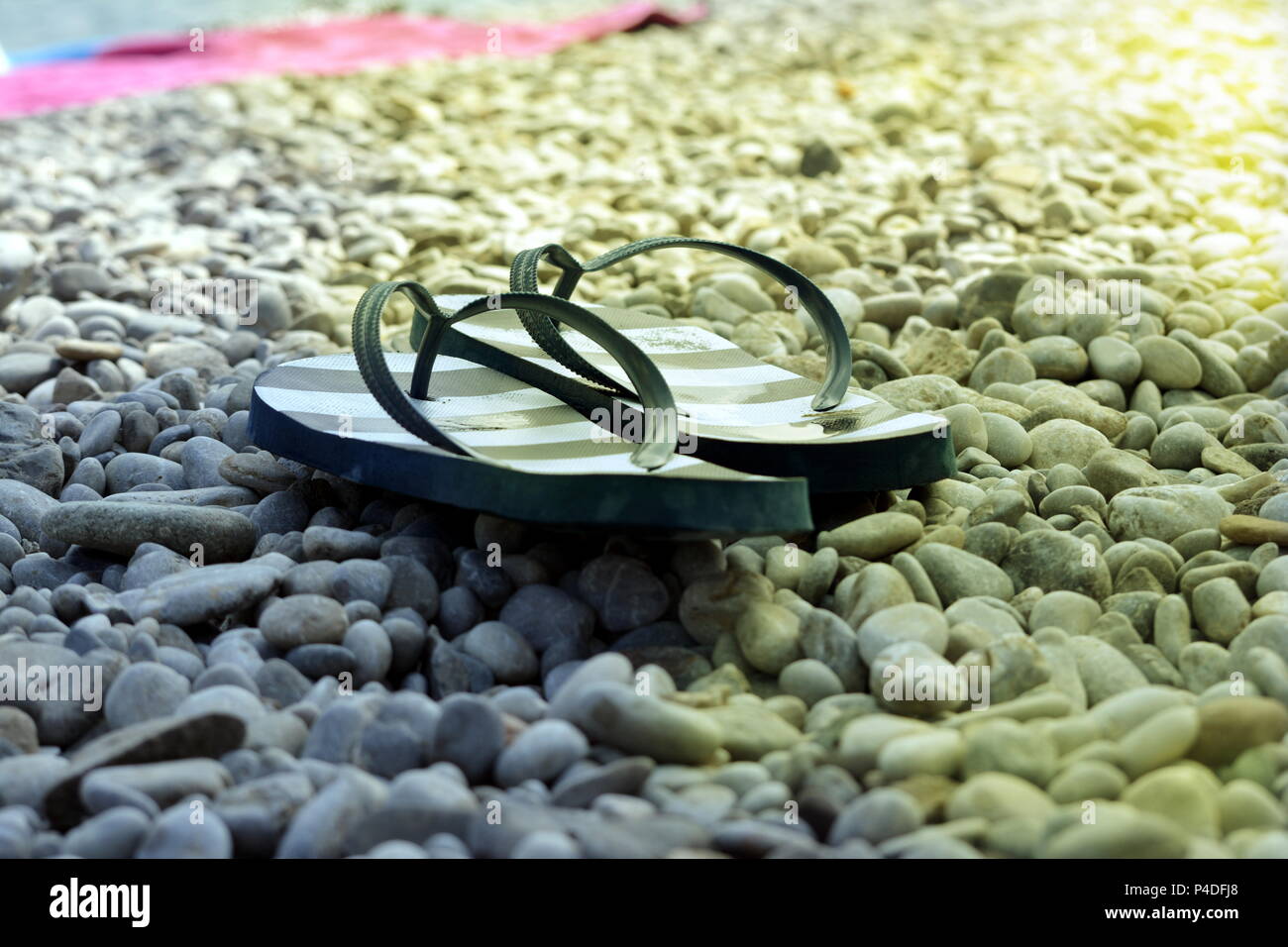 Calzado de exterior para la playa en las rocas Fotografía de stock - Alamy