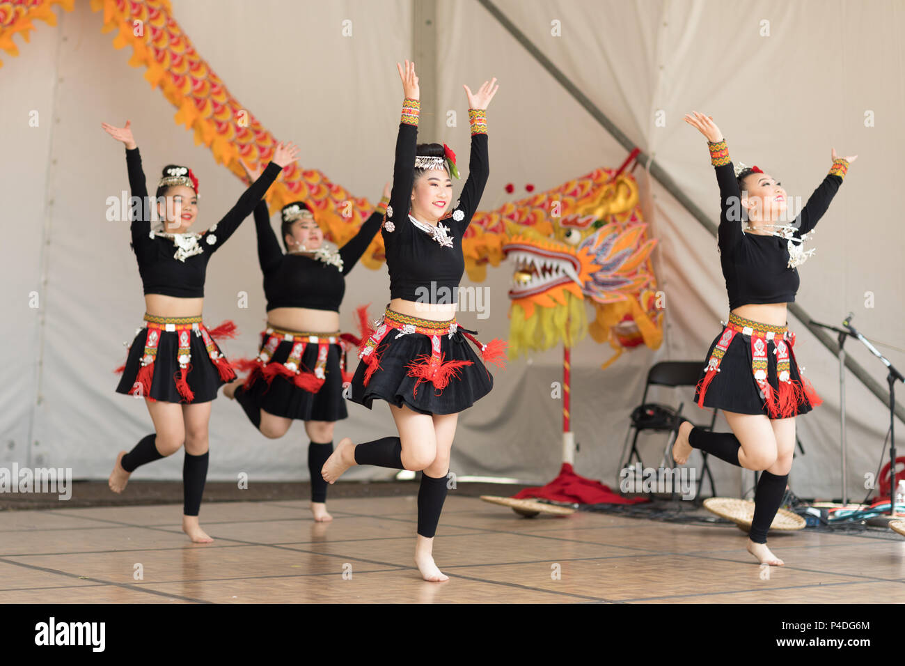 Columbus, Ohio, EE.UU. - 27 de mayo de 2018, miembros del grupo de teatro de danza asiática Iny realice en el Festival Asiático. Foto de stock