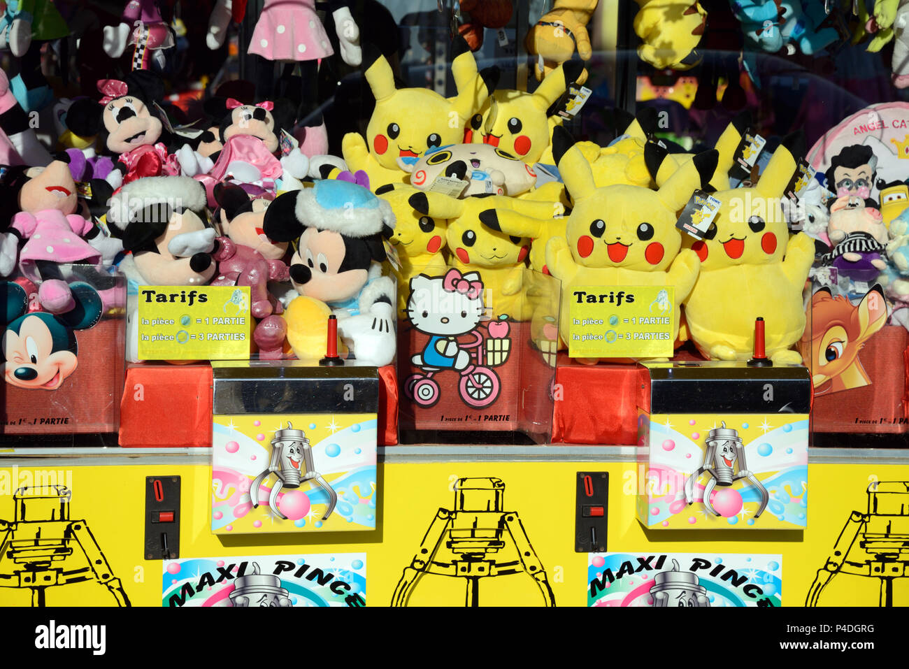 Pikachu de peluche, juguetes de Disney & Pokemon como Fun Fair premios en juego de descarga lateral viajando feria Foto de stock