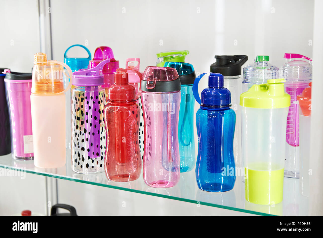 Color Deportes botellas de plástico para agua potable en la tienda  Fotografía de stock - Alamy