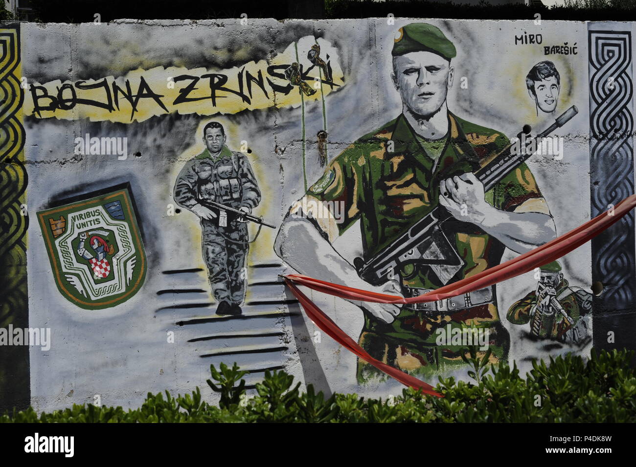 Graffitis para recordar el memorial de los héroes de la guerra civil en Yugoslavia la guerra de Yugoslavia de la guerra calle de Vukovar. Split, Croacia Foto de stock
