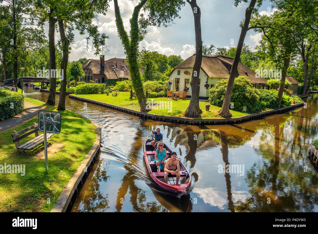 Los turistas en una excursión en barco en el pueblo de Giethoorn, Países Bajos Foto de stock