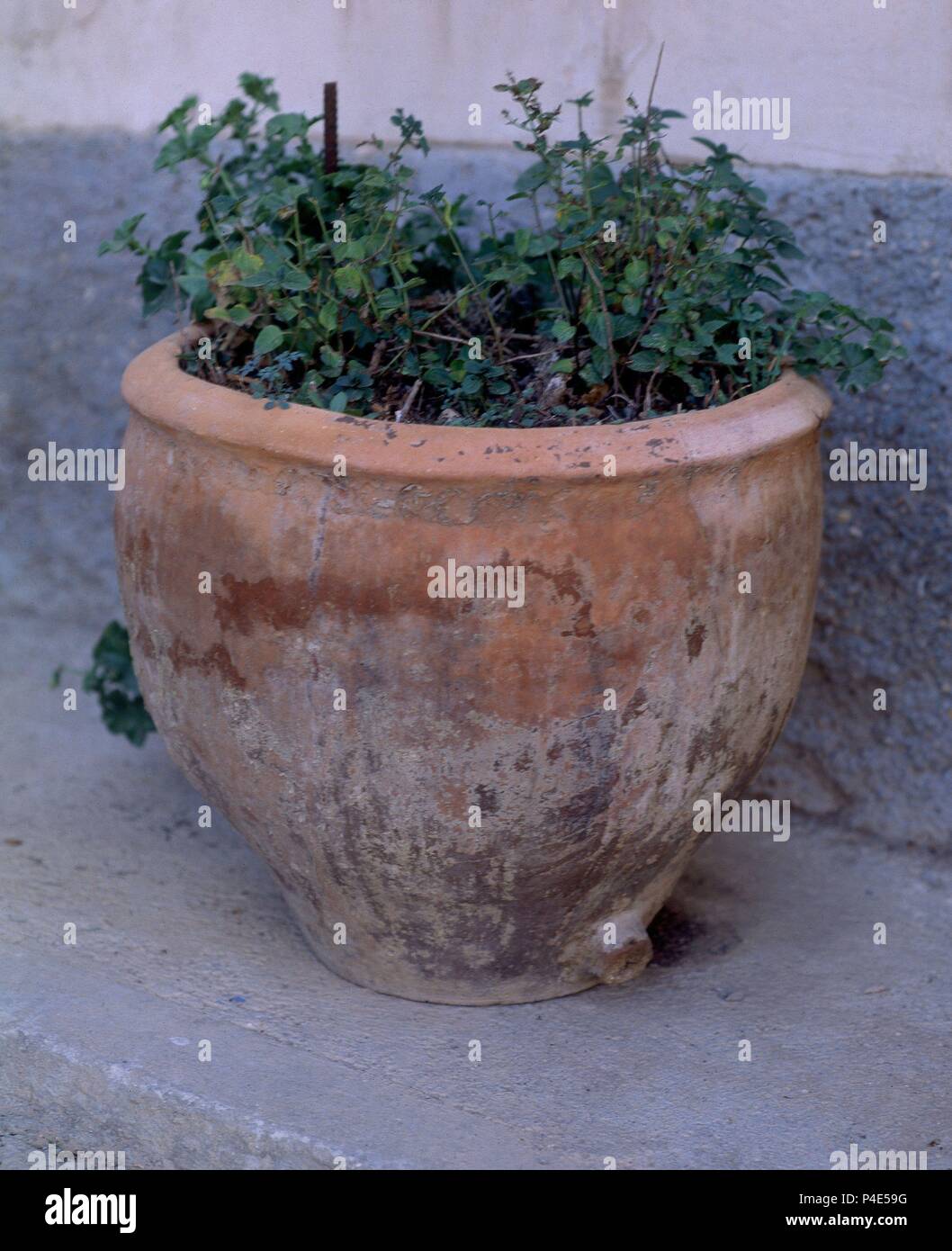 TINAJA PECADO VIDRIAR UTILIZADA DE MACETERO-CERAMICA POPULAR S XX.  Ubicación: ALFARERIA, Teruel, España Fotografía de stock - Alamy