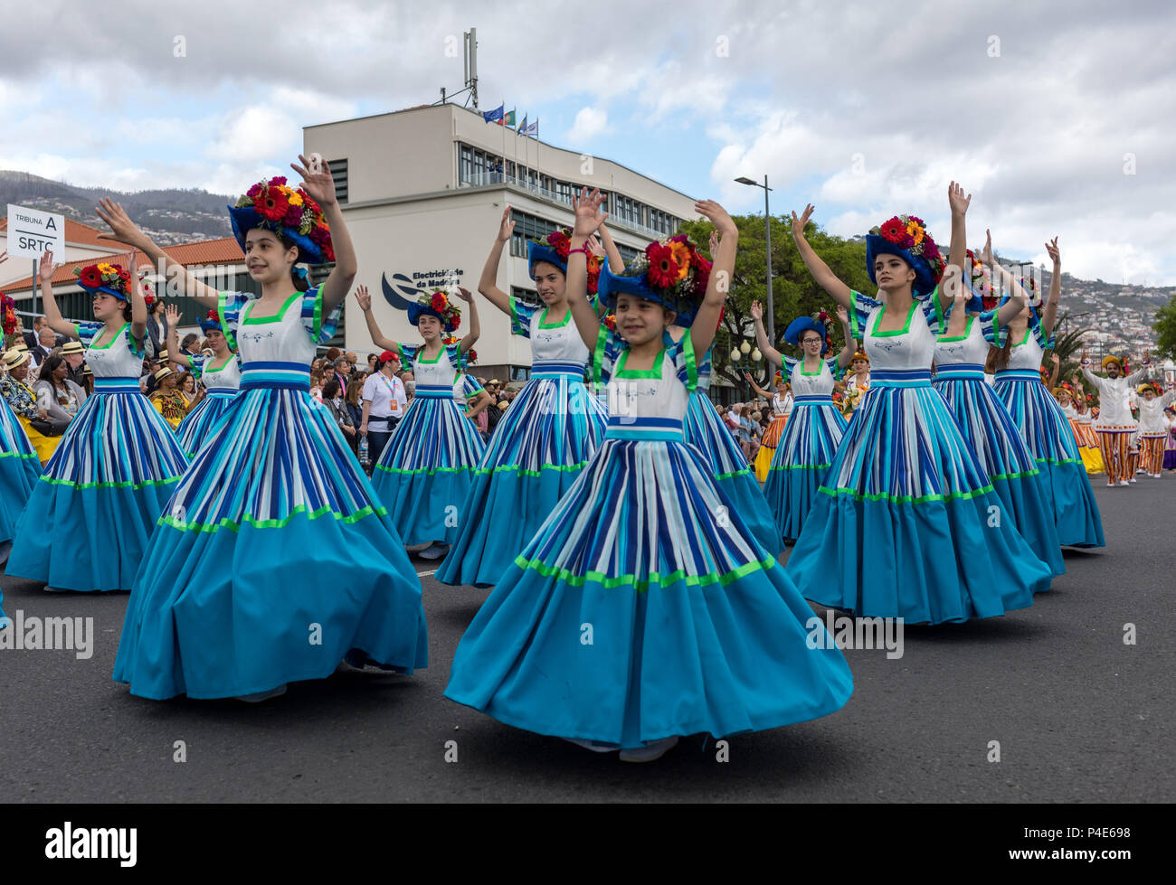 Las mujeres jóvenes con vestidos floreados y sombrero en el Spring Flower  Festival de Funchal, isla de Madeira, Portugal Fotografía de stock - Alamy