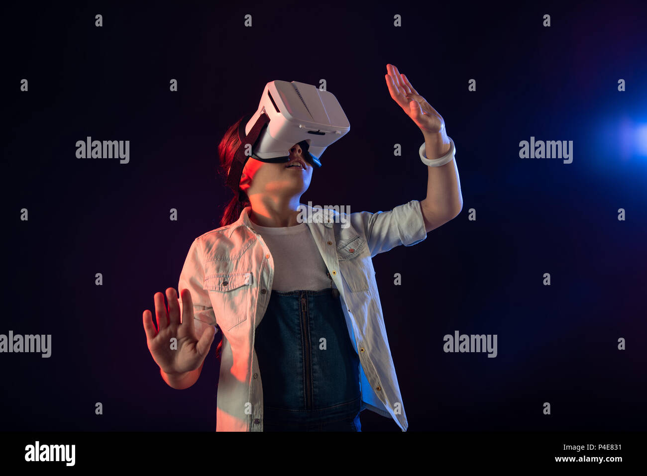 Ilustración de un niño chico llevaba una gafas de realidad virtual y  apuntando a una pantalla imaginaria Fotografía de stock - Alamy