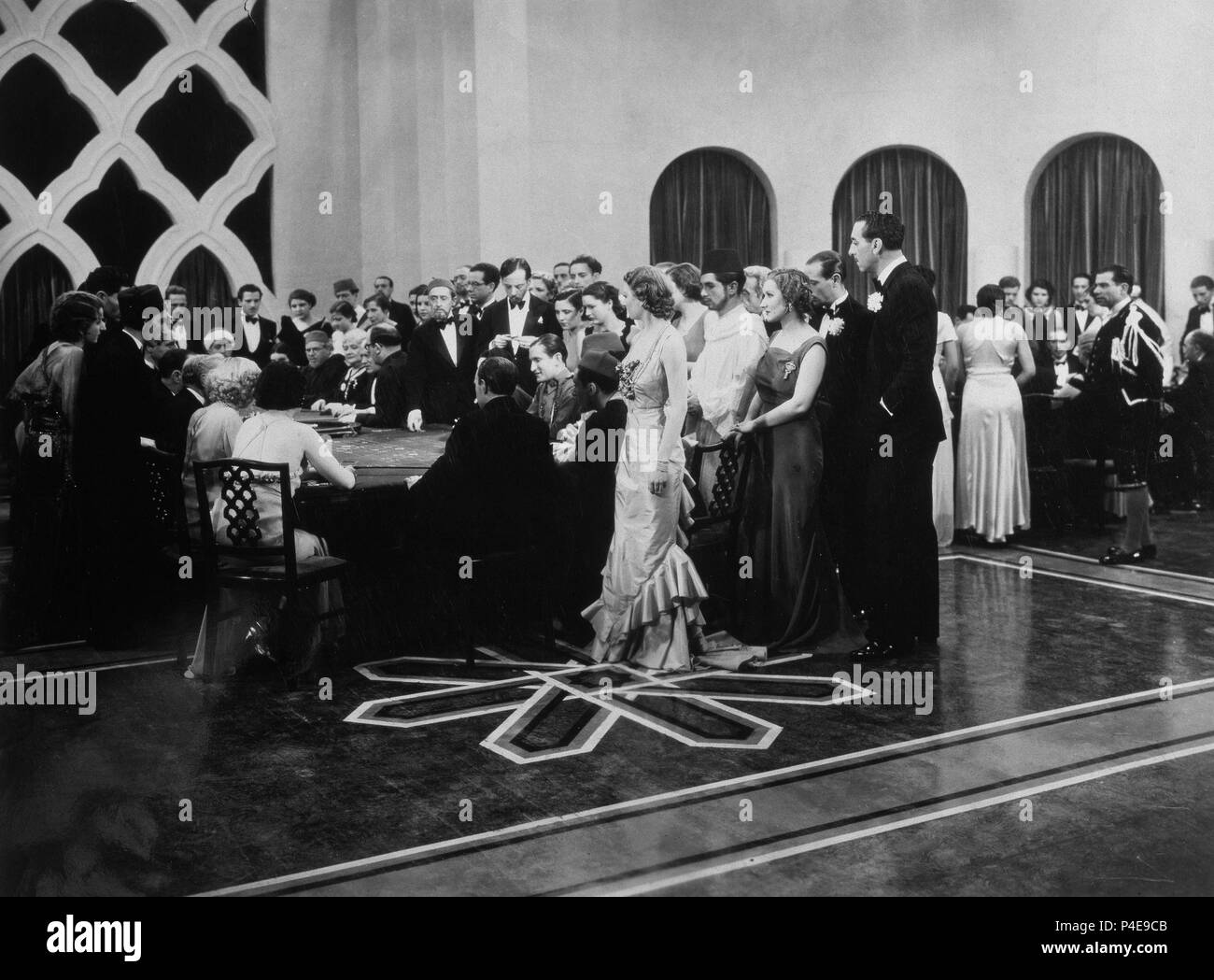 ESCENA DE LA PELICULA "La bien pagada" - 1934 - MERCEDES PRENDES / MARQUES PORTAGO Y LINA YEGROS. Foto de stock