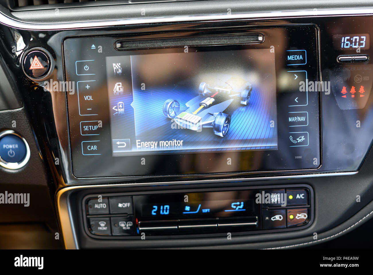 KAUNAS, LITUANIA - Junio 16, 2018: Interior de un nuevo Toyota Auris coche  híbrido. Monitor de energía Fotografía de stock - Alamy
