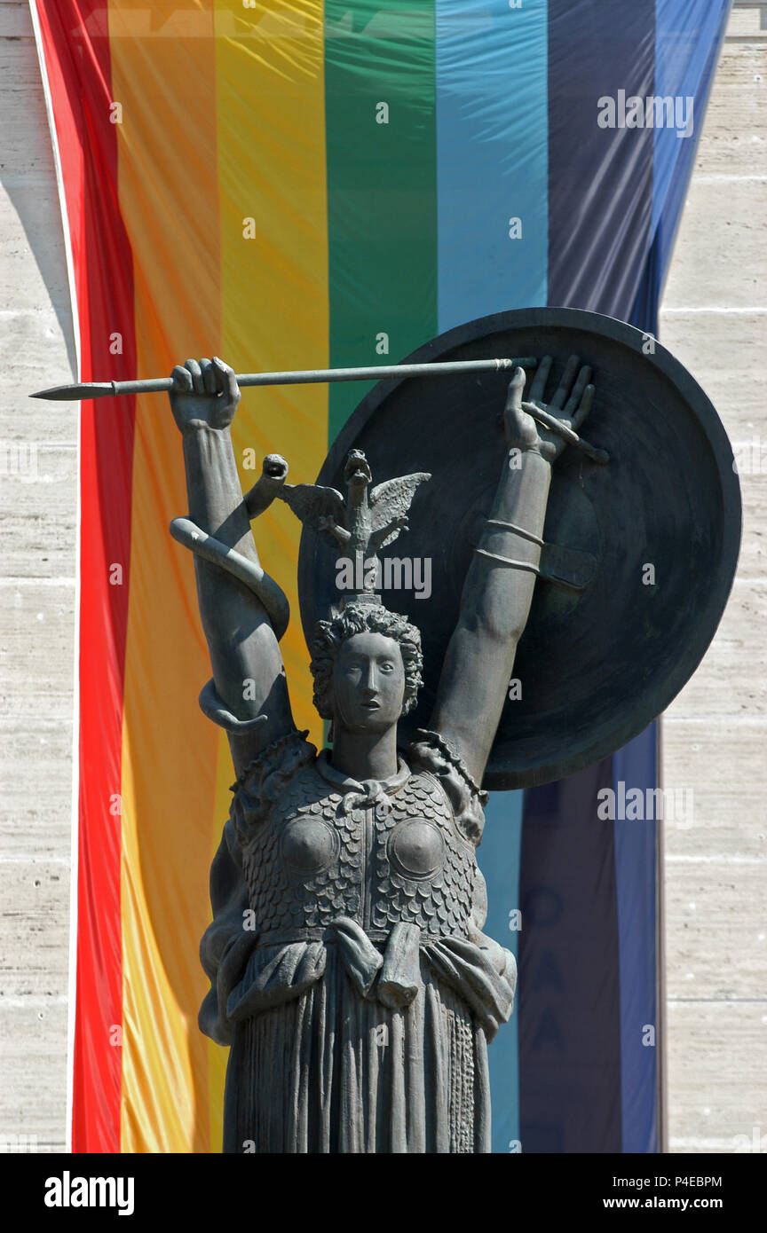 Los estudiantes de la universidad pública "La Sapienza" protesta contra la guerra en Irak con una gran bandera de paz detrás de la estatua de Minerva. Roma, Italia. Foto de stock