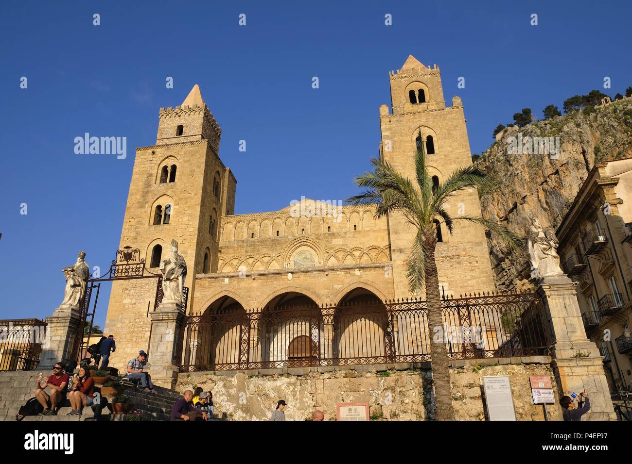 La Catedral de CefalÃ¹ (Italiano: el Duomo di Cefalù) es una basílica  católica romana en CefalÃ¹, Sicilia. Es una de las nueve estructuras  incluido en el Patrimonio Mundial de la UNESCO conocido
