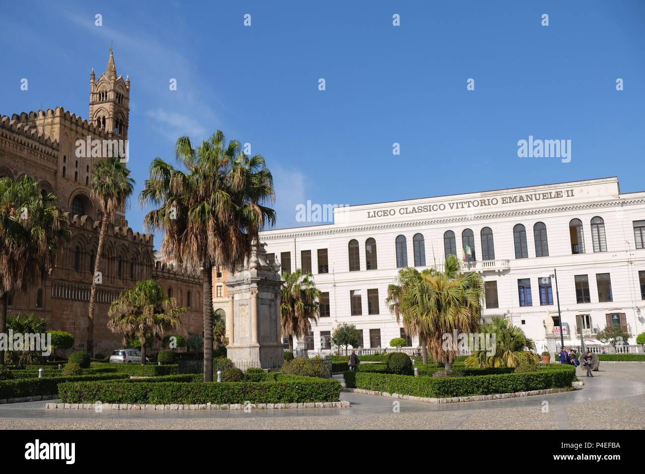 La escuela secundaria Liceo Classico Vittorio Emanuele II en Palermo, cerca de la Catedral
