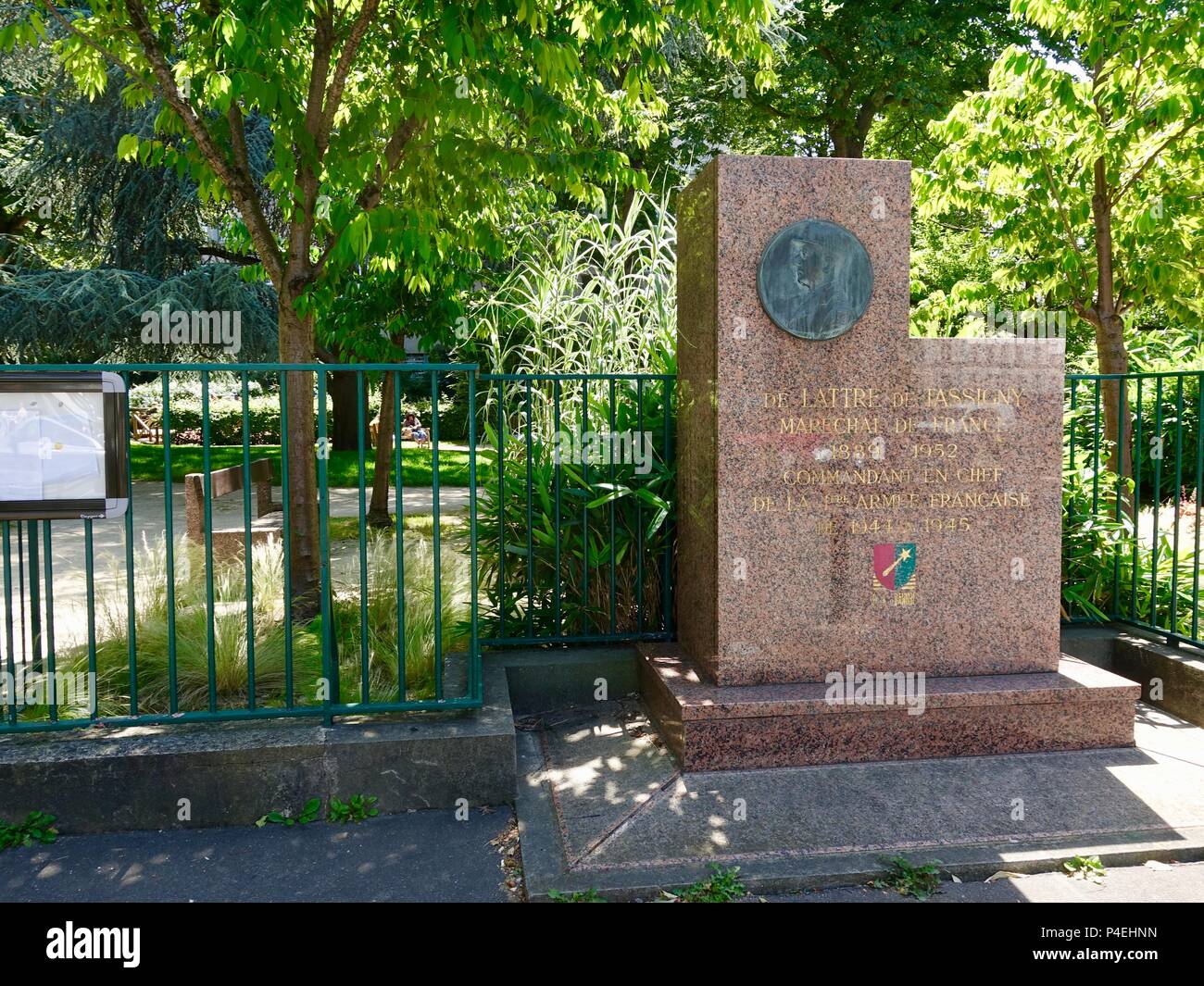 Monumento a Jean Joseph Marie Gabriel de Lattre de Tassigny, comandante militar francés, la Segunda Guerra Mundial y la Primera Guerra Indochina, Boulogne-Bilancourt, Fr. Foto de stock