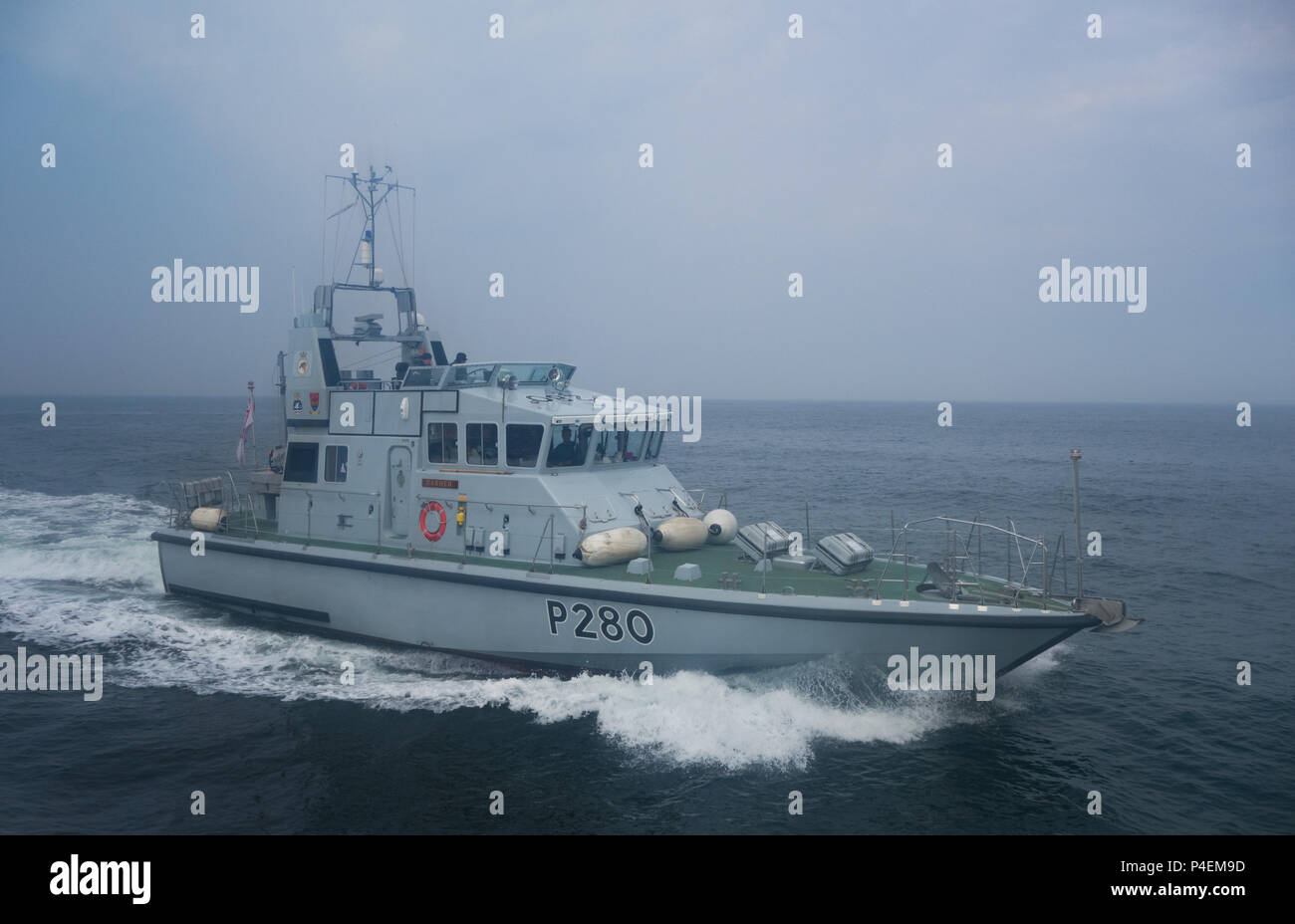 Una vista lateral de estribor del arquero clase buque patrullero HMS RASPADOR P280, en tránsito en el mar del Norte, cerca del mar Báltico. Foto de stock