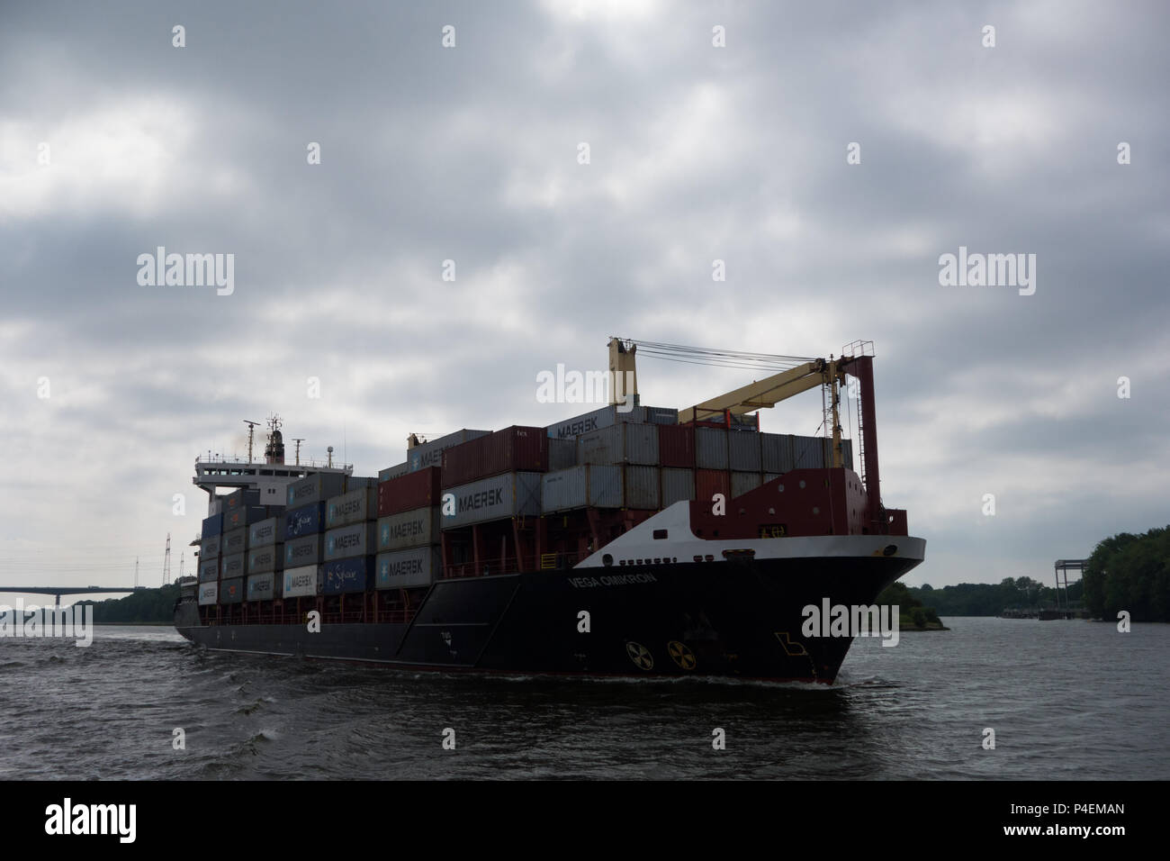 Un gran barco de contenedores en tránsito por el Canal de Kiel, Alemania Foto de stock