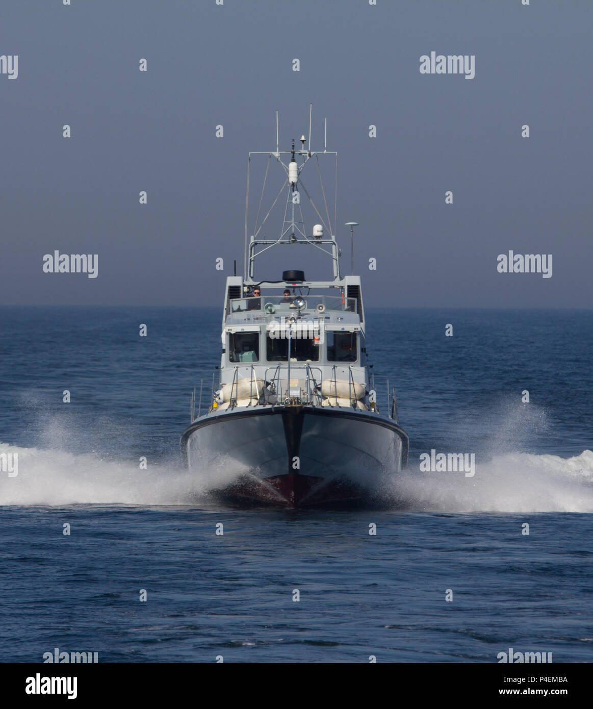 El Bow View de la clase Archer barco patrullero HMS Express P163, en tránsito en el mar del Norte, cerca del mar Báltico. Foto de stock