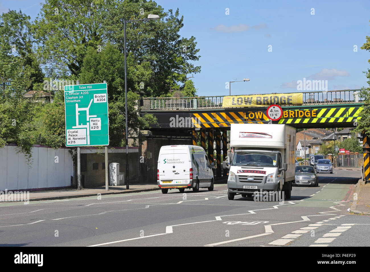 Bajo el puente del ferrocarril en London's South Circular Road en Tulse Hill, Reino Unido. Un notorio peligro para vehículos altos -incluidos los autobuses. Foto de stock