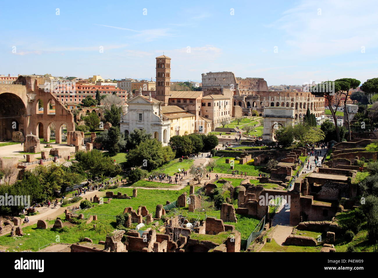 Sol de primavera en el Foro Romano - el corazón de la antigua Roma, con el Coliseo al fondo Foto de stock