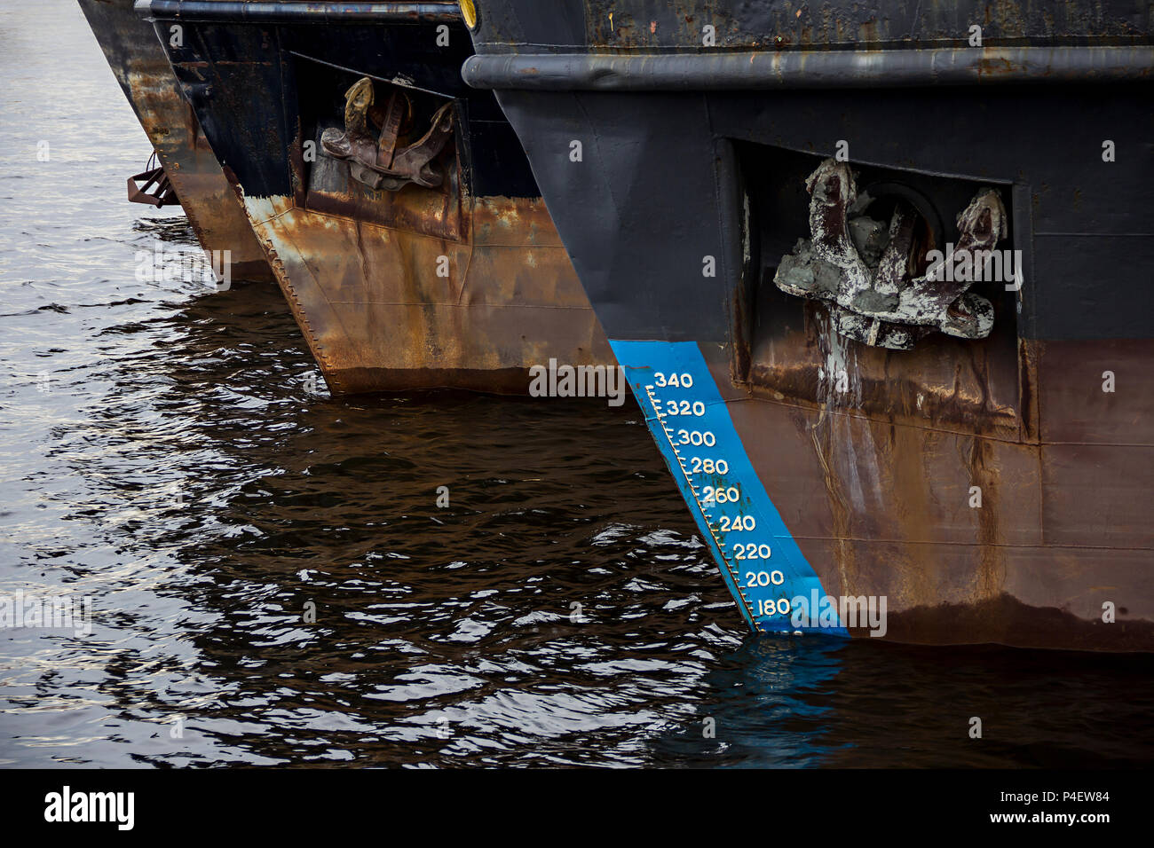 Línea de flotación del buque marcados en el desplazamiento lateral del buque Foto de stock