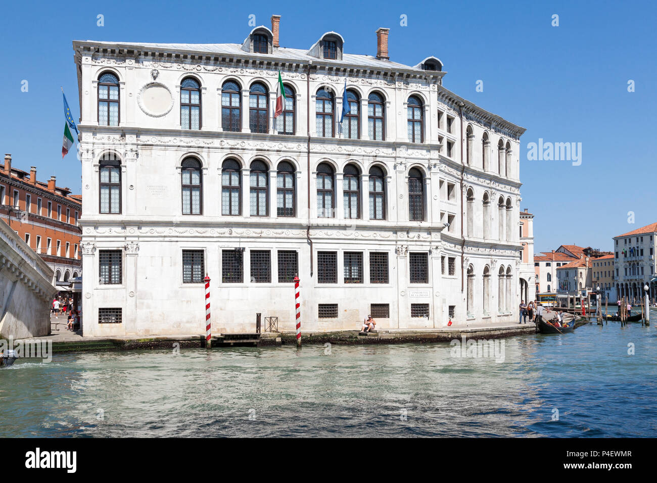 15thC Palazzo dei Camerlenghi, Grand Canal, San Polo, Venecia, Italia por Guglielmo dei Grigi con la antigua prisión de la Insolvents al nivel del suelo Foto de stock