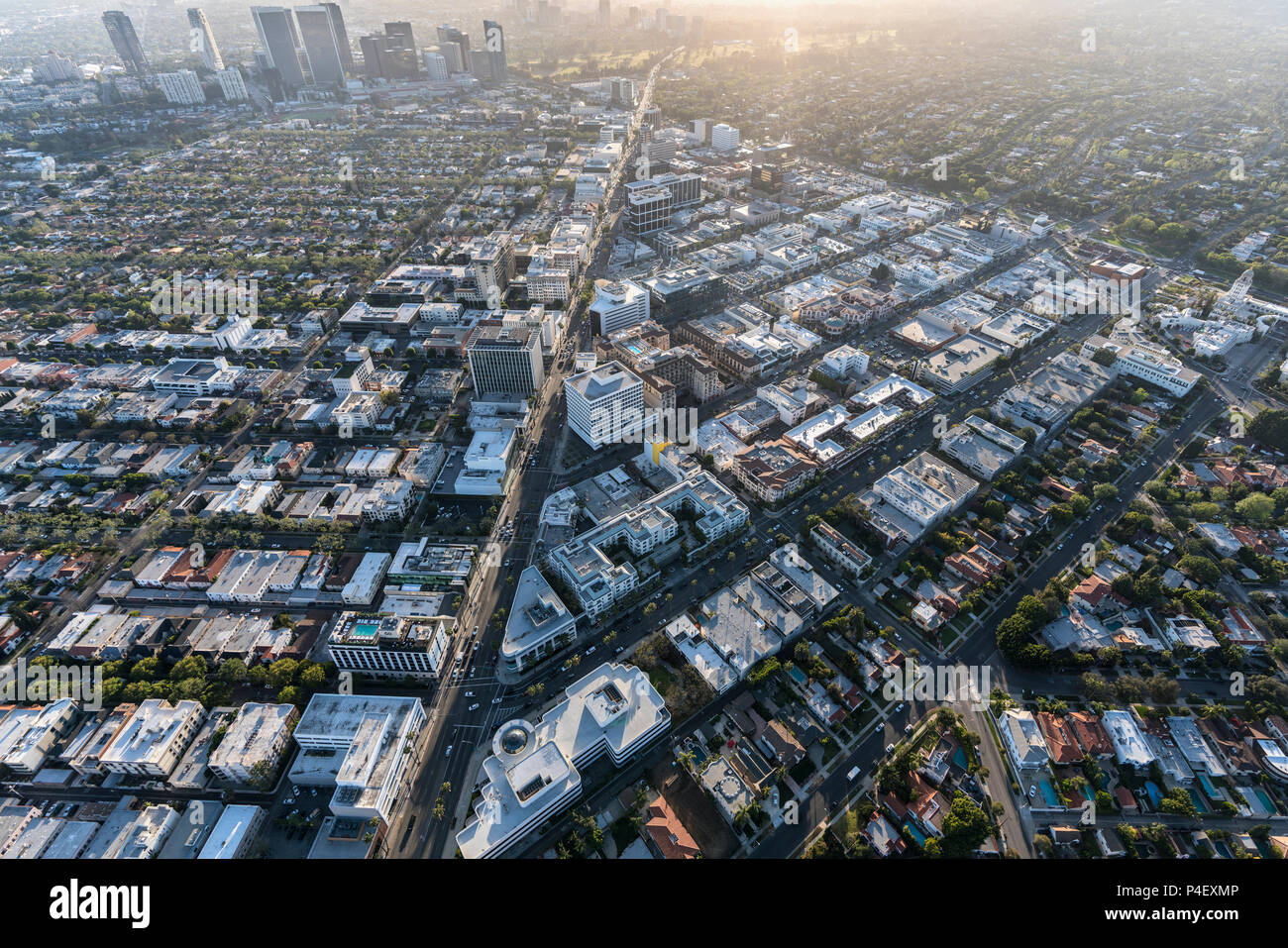 Beverly Hills, California, EE.UU. - 18 de abril de 2018: Vista aérea de la famosa Beverly Hills, distrito de negocios con Century City en segundo plano. Foto de stock