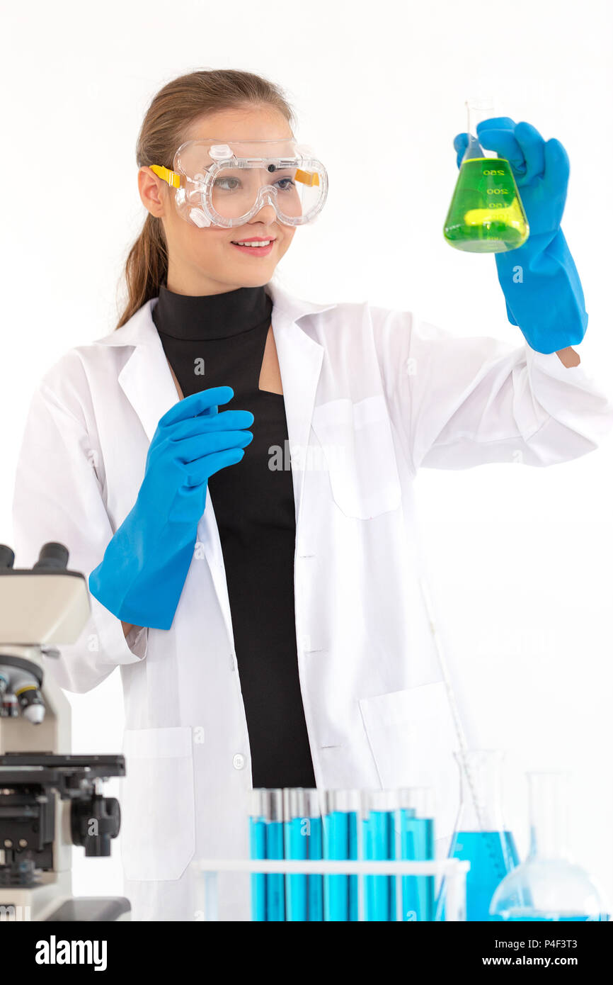 Los científicos chica están mezclando productos químicos o haciendo algún experimento para desarrollar la medicina en laboratorio. Foto de stock
