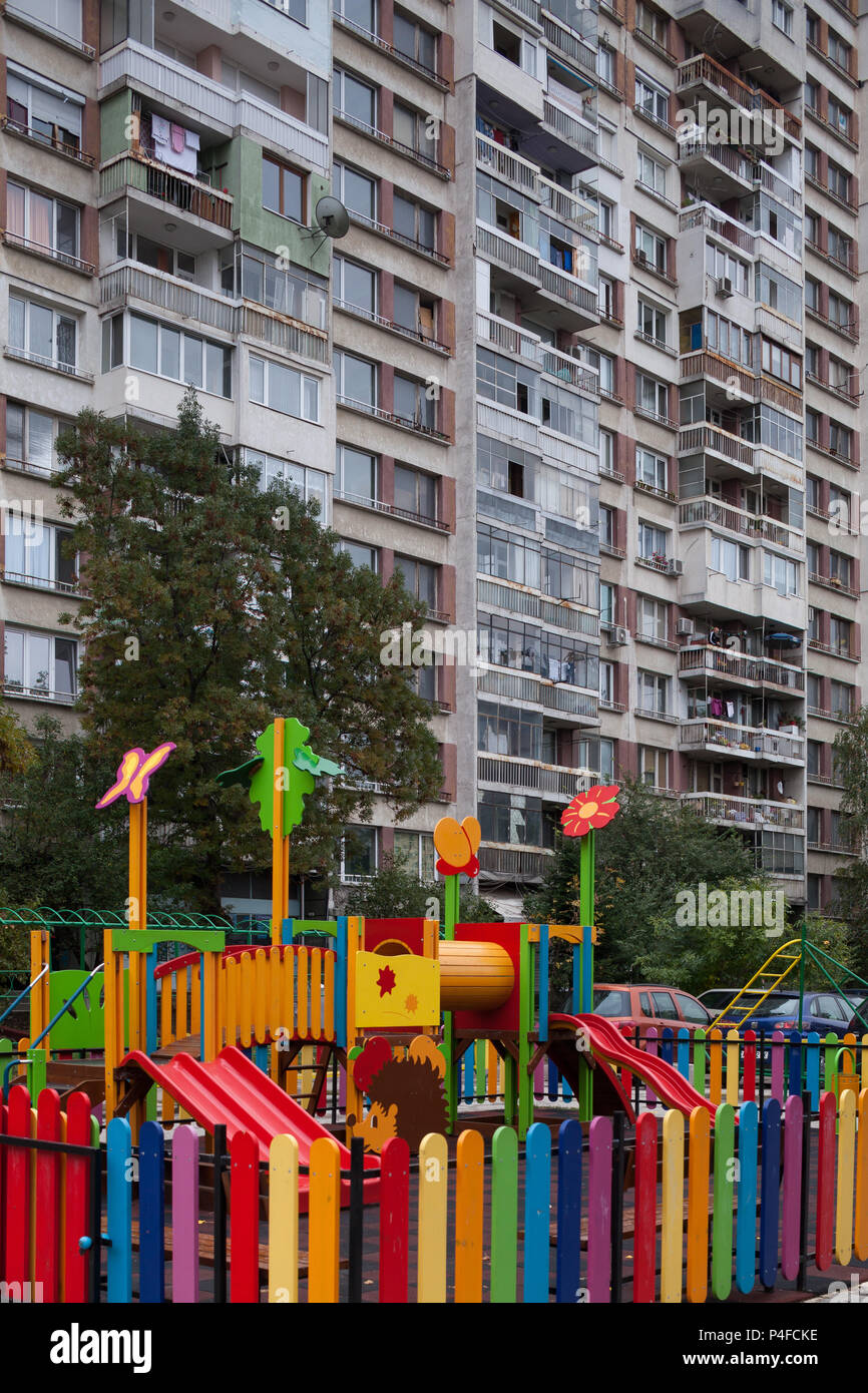 Sofia, Bulgaria, edificio prefabricado y playground Foto de stock