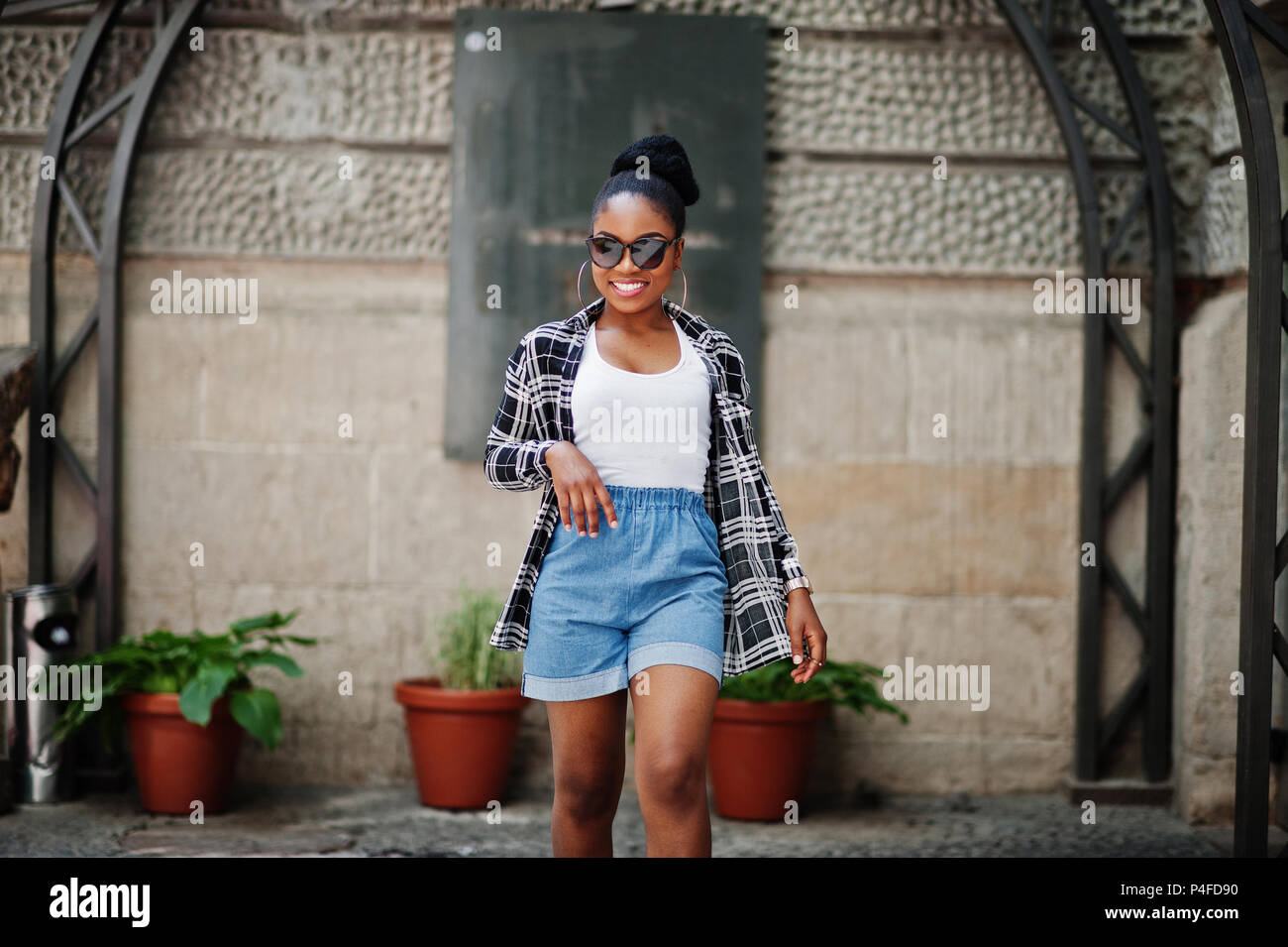 Hip hop African American Girl en gafas de sol y pantalones cortos. Moda  casual retrato de mujer negra Fotografía de stock - Alamy