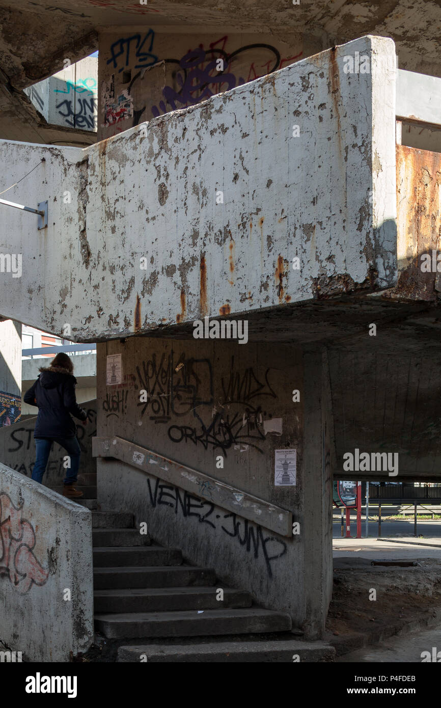 Belgrado, Serbia, en las escaleras de un puente peatonal Foto de stock