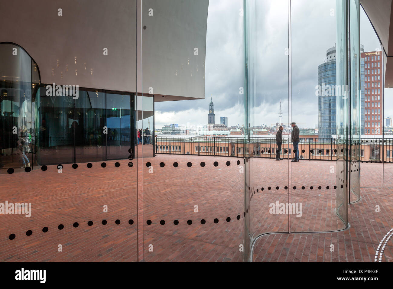 Hamburgo, Alemania, en la Elbphilharmonie de Hamburgo HafenCity harbor Foto de stock