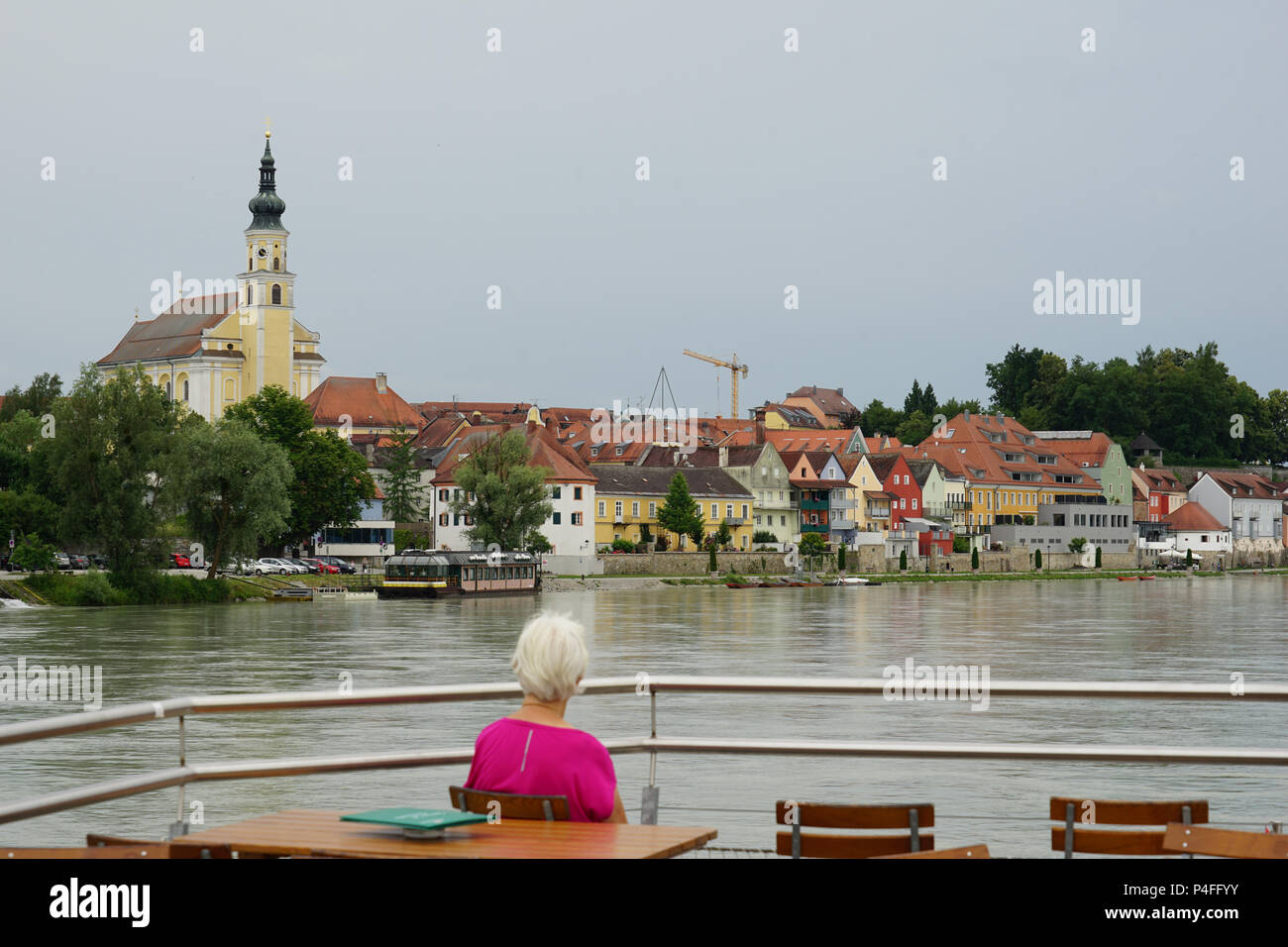Viaje en barco de Schärding a Passau en el río Inn, vista a Schärding, Austria, Europa Foto de stock