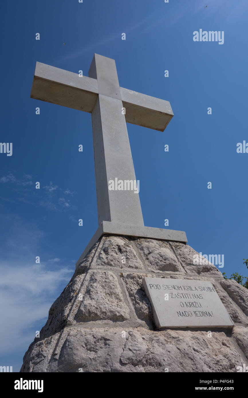 La Cruz Blanca en la cima de la colina Glavica, Stari Grad, Croacia Foto de stock