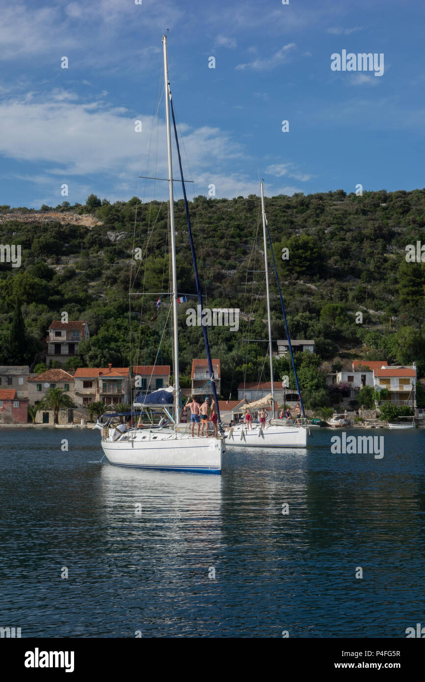 Vista del puerto en Drvenik Veli, Croacia Foto de stock