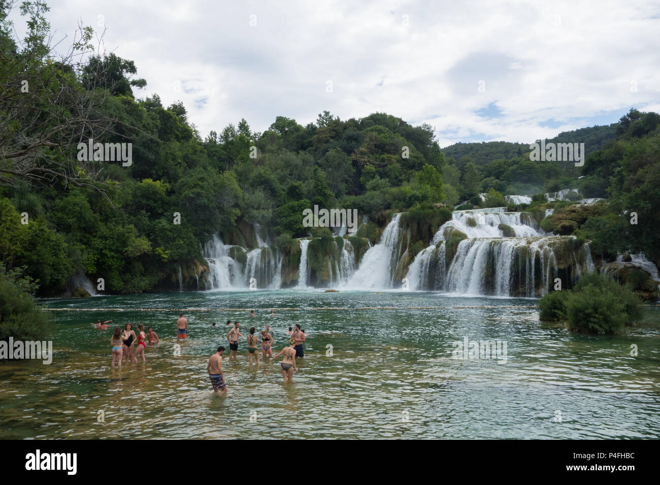 Una vista de una de las muchas cascadas en el Parque Nacional de Krka, Croacia Foto de stock