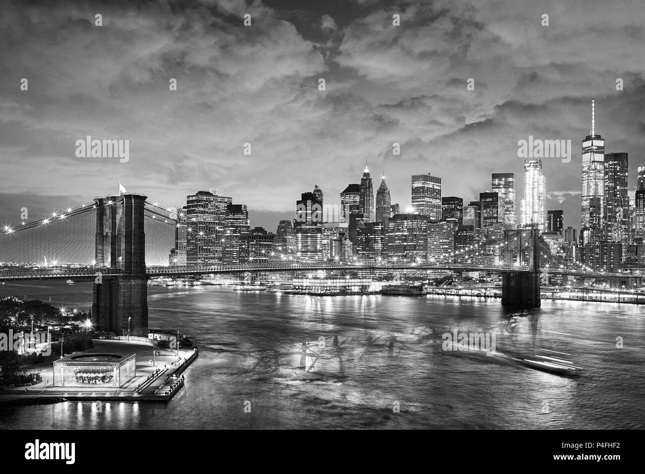 Fotografía en blanco y negro de la ciudad de Nueva York, EE.UU. por la noche. Foto de stock