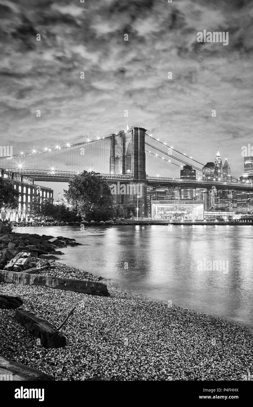 Bajo el puente de Brooklyn, Nueva York, Estados Unidos. Foto de stock