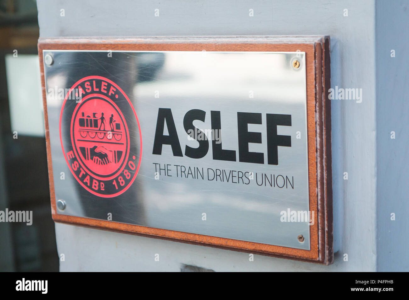 La placa que muestra el logotipo de ASLEF, el sindicato de conductores de trenes, fuera de ella HQ Foto de stock