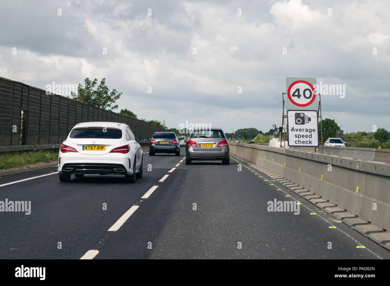 Los vehículos a lo largo de un tramo de la A14, cerca de Cambridge con obras viales y señales de velocidad reducida, REINO UNIDO Foto de stock