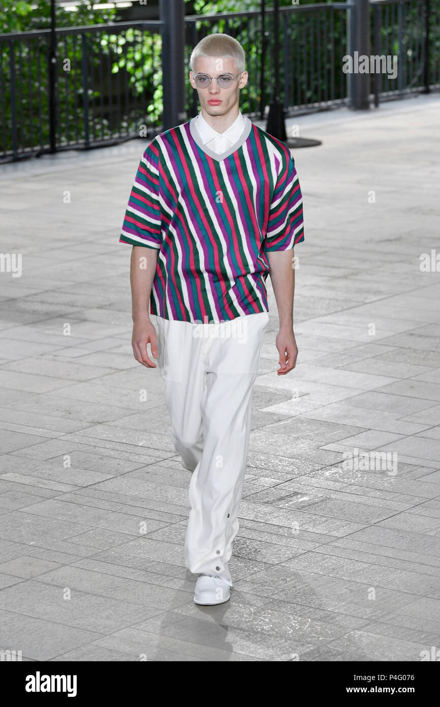 París, Francia. 21 de 2018. Una modelo presenta una creación Issey Miyake durante la semana de la moda masculina la Primavera/Verano 2019 Colección de hombres en París, Francia,
