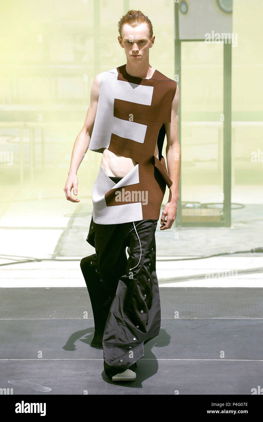 París, Francia. 21 de junio de 2018. Una modelo presenta de Rick Owens durante la semana de la moda masculina para la Primavera/Verano 2019 Colección de hombres en París, Francia,